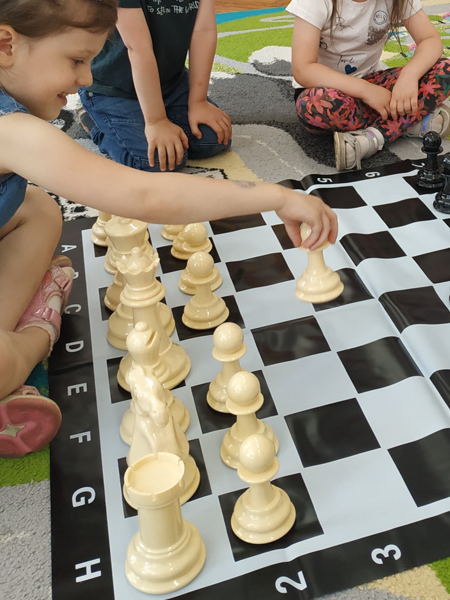 Przedszkolaki z "Piateczki" graja w szachy